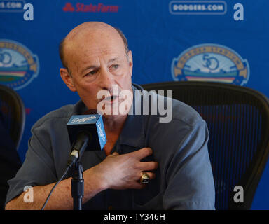 Schwindler' Präsident und CEO Stan Kasten nimmt an einer Pressekonferenz zur Ankündigung der Los Angeles Dodgers Erwerb von All-Stars Adrian Gonzalez und Carl Crawford, World Series MVP pitcher Josh Beckett und infielder Nick Punto und Bargeld von den Red Sox, während einer Pressekonferenz in der Dodgers Stadion in Los Angeles am 25 August, 2012. Die Schwindler nehmen mehr als 260 Mio. $ in der Lohn- und Gehaltsliste Kosten aus der Sox, nach verschiedenen veröffentlichten Berichten. UPI/Jim Ruymen Stockfoto