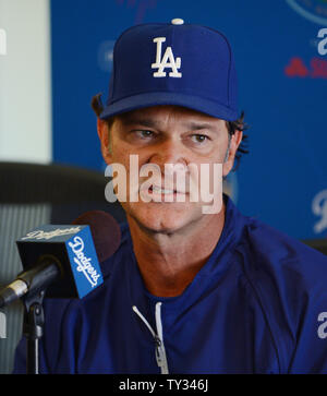 Manager Schwindler' Don Mattingly nimmt an einer Pressekonferenz zur Ankündigung der Los Angeles Dodgers Erwerb von All-Stars Adrian Gonzalez und Carl Crawford, World Series MVP pitcher Josh Beckett und infielder Nick Punto und Bargeld von den Red Sox, während einer Pressekonferenz in der Dodgers Stadion in Los Angeles am 25 August, 2012. Die Schwindler nehmen mehr als 260 Mio. $ in der Lohn- und Gehaltsliste Kosten aus der Sox, nach verschiedenen veröffentlichten Berichten. UPI/Jim Ruymen Stockfoto