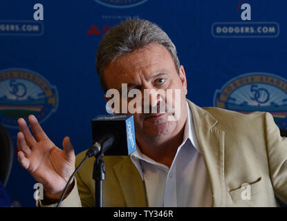 Schwindler' General Manager Ned Colletti nimmt an einer Pressekonferenz zur Ankündigung der Los Angeles Dodgers Erwerb von All-Stars Adrian Gonzalez und Carl Crawford, World Series MVP pitcher Josh Beckett und infielder Nick Punto und Bargeld von den Red Sox, während einer Pressekonferenz in der Dodgers Stadion in Los Angeles am 25 August, 2012. Die Schwindler nehmen mehr als 260 Mio. $ in der Lohn- und Gehaltsliste Kosten aus der Sox, nach verschiedenen veröffentlichten Berichten. UPI/Jim Ruymen Stockfoto