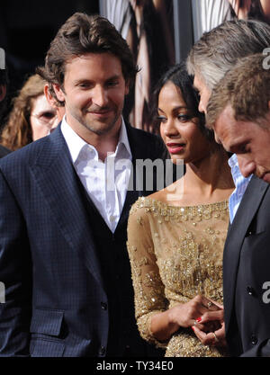 Bradley Cooper (L) und Zoe Saldana, Darsteller in der motion picture romantischen Drama" die Worte ", die Premiere des Films am Arclight Cinerama Dome im Hollywood Abschnitt von Los Angeles am 4. August 2012 teilnehmen. UPI/Jim Ruymen Stockfoto