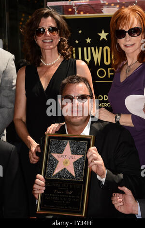 Künstler (L-R) Amy Grant, Vince Gill und Reba McEntire besuchen eine enthüllungsfeier ihn ehrt mit dem 2.478 th Stern auf dem Hollywood Walk of Fame in Los Angeles am 6. September 2012. UPI/Jim Ruymen..... Stockfoto