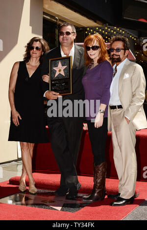 Künstler (L-R) Amy Grant, Vince Gill, Reba McEntire und Produzent Tony Brown besuchen eine enthüllungsfeier ihn ehrt mit dem 2.478 th Stern auf dem Hollywood Walk of Fame in Los Angeles am 6. September 2012. UPI/Jim Ruymen..... Stockfoto