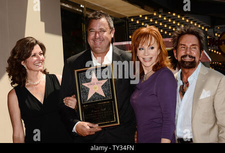 Künstler (L-R) Amy Grant, Vince Gill, Reba McEntire und Produzent Tony Brown besuchen eine enthüllungsfeier ihn ehrt mit dem 2.478 th Stern auf dem Hollywood Walk of Fame in Los Angeles am 6. September 2012. UPI/Jim Ruymen..... Stockfoto