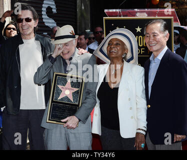 Schauspieler Walter Koenig hält eine Replik Plakette als posiert er mit Schauspielern Leonared Nimoy, (Koenig), Nichelle Nichols, George Takei (L-R), während einer enthüllungsfeier ihn ehrt mit dem 2.479 th Stern auf dem Hollywood Walk of Fame in Los Angeles am 10. September 2012. Koenig, der die russischen Charakter" porträtiert Chekov', ist das letzte Mitglied des 'Star Trek'-Sendung ein Stern zu erhalten. UPI/Jim Ruymen Stockfoto