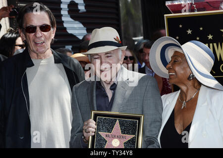 Schauspieler Walter Koenig (C) hält eine Replik Plakette, wie er mit den Schauspielern Leonared Nimoy (L) und Nichelle Nichols, während einer enthüllungsfeier ihn ehrt mit dem 2.479 th Stern auf dem Hollywood Walk of Fame in Los Angeles am 10. September 2012 dar. Koenig, der die russischen Charakter" porträtiert Chekov', ist das letzte Mitglied des 'Star Trek'-Sendung ein Stern zu erhalten. UPI/Jim Ruymen Stockfoto