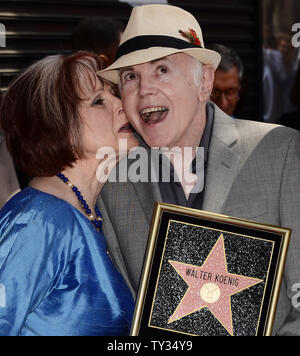 Schauspieler Walter Koenig hält eine Replik Plakette, als er von seiner Frau Judy Levitt während einer enthüllungsfeier ihn ehrt mit dem 2.479 th Stern auf dem Hollywood Walk of Fame geküsst wird in Los Angeles am 10. September 2012. Koenig ist das letzte Mitglied des 'Star Trek'-Sendung ein Stern zu erhalten. UPI/Jim Ruymen Stockfoto