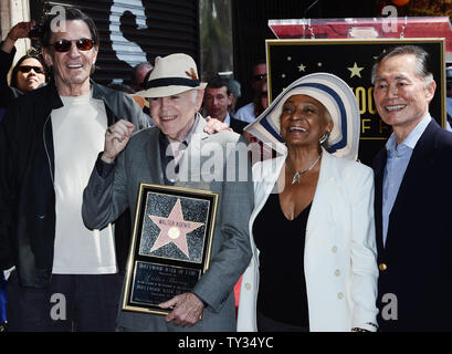 Schauspieler Walter Koenig hält eine Replik Plakette als posiert er mit Schauspielern Leonared Nimoy, (Koenig), Nichelle Nichols, George Takei (L-R), während einer enthüllungsfeier ihn ehrt mit dem 2.479 th Stern auf dem Hollywood Walk of Fame in Los Angeles am 10. September 2012. Koenig, der die russischen Charakter" porträtiert Chekov', ist das letzte Mitglied des 'Star Trek'-Sendung ein Stern zu erhalten. UPI/Jim Ruymen Stockfoto