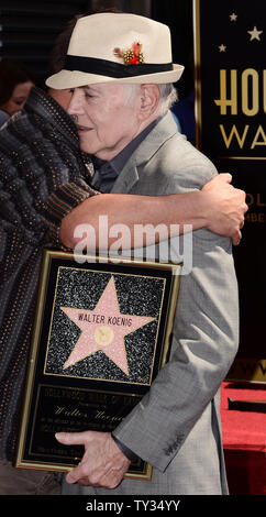 Schauspieler Walter Koenig hält eine Replik Plakette, als er von Rod Roddenberry (L) während einer enthüllungsfeier ihn ehrt mit dem 2.479 th Stern auf dem Hollywood Walk of Fame umarmte ist in Los Angeles am 10. September 2012. Koenig, der die russischen Charakter" porträtiert Chekov', ist das letzte Mitglied des 'Star Trek'-Sendung ein Stern zu erhalten. UPI/Jim Ruymen Stockfoto