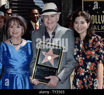 Schauspieler Walter Koenig hält eine Replik Plakette als posiert er mit seiner Frau Judy Levitt (L) und Tochter Danielle Koenig, während einer enthüllungsfeier ihn ehrt mit dem 2.479 th Stern auf dem Hollywood Walk of Fame in Los Angeles am 10. September 2012. Koenig ist das letzte Mitglied des 'Star Trek'-Sendung ein Stern zu erhalten. UPI/Jim Ruymen Stockfoto