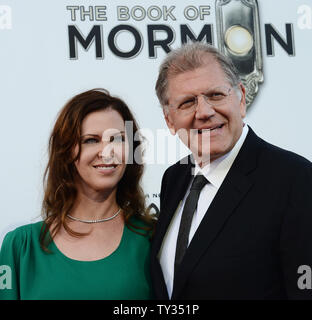 Regisseur Robert Zemeckis und seine Frau Leslie Zemeckis nehmen an der Premiere von "Das Buch Mormon' im Pantages Theater in Hollywood" in Los Angeles am 12. September 2012. UPI/Jim Ruymen Stockfoto