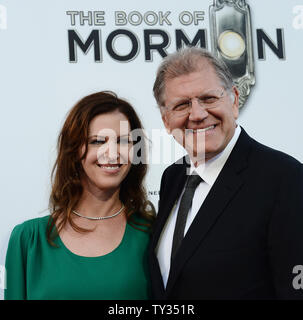 Regisseur Robert Zemeckis und seine Frau Leslie Zemeckis nehmen an der Premiere von "Das Buch Mormon' im Pantages Theater in Hollywood" in Los Angeles am 12. September 2012. UPI/Jim Ruymen Stockfoto