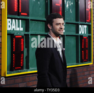 Justin Timberlake, der Mitglied in der motion picture Drama "Trouble mit der Kurve", sorgt sich die Premiere des Films im Village Theatre in Los Angeles am 19. September 2012. UPI/Jim Ruymen Stockfoto
