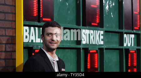 Justin Timberlake, der Mitglied in der motion picture Drama "Trouble mit der Kurve", sorgt sich die Premiere des Films im Village Theatre in Los Angeles am 19. September 2012. UPI/Jim Ruymen Stockfoto