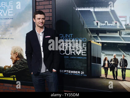 Justin Timberlake, der Mitglied in der motion picture Drama "Trouble mit der Kurve", sorgt sich die Premiere des Films im Village Theatre in Los Angeles am 19. September 2012. UPI/Jim Ruymen Stockfoto