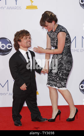 Der Schauspieler Peter Dinklage und Frau Erica Schmidt kommen an der 64th Primetime Emmy Awards im Nokia Theater in Los Angeles am 23. September 2012. UPI/Danny Moloshok Stockfoto