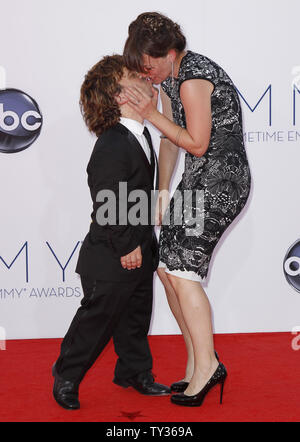 Der Schauspieler Peter Dinklage und Frau Erica Schmidt kommen an der 64th Primetime Emmy Awards im Nokia Theater in Los Angeles am 23. September 2012. UPI/Danny Moloshok Stockfoto