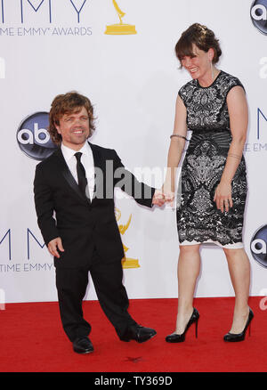 Der Schauspieler Peter Dinklage und Frau Erica Schmidt kommen an der 64th Primetime Emmy Awards im Nokia Theater in Los Angeles am 23. September 2012. UPI/Danny Moloshok Stockfoto