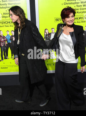 Ozzy Osbourne und seine Frau Sharon Osbourne Besuchen die Premiere der motion picture'S Verbrechen Komödie auch Psychopathen', am Bruin Theater im Westwood Abschnitt von Los Angeles am 1. Oktober 2012. UPI/Jim Ruymen Stockfoto