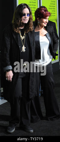 Ozzy Osbourne und seine Frau Sharon Osbourne Besuchen die Premiere der motion picture'S Verbrechen Komödie auch Psychopathen', am Bruin Theater im Westwood Abschnitt von Los Angeles am 1. Oktober 2012. UPI/Jim Ruymen Stockfoto