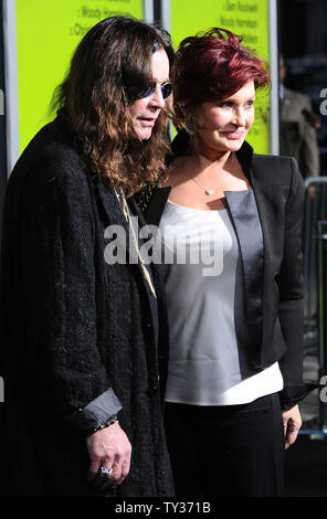 Ozzy Osbourne und seine Frau Sharon Osbourne Besuchen die Premiere der motion picture'S Verbrechen Komödie auch Psychopathen', am Bruin Theater im Westwood Abschnitt von Los Angeles am 1. Oktober 2012. UPI/Jim Ruymen Stockfoto