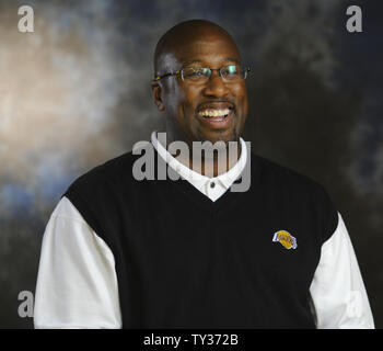 Los Angeles Lakers Trainer Mike Braun stellt für Fotos bei Lakers Medien Tag in El Segundo am 1. Oktober 2012. UPI/Lori Shepler Stockfoto