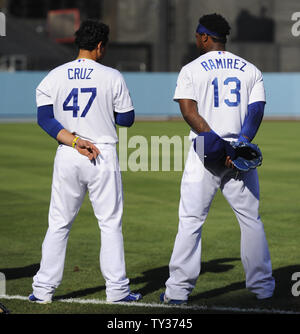 Los Angeles Dodgers Third Baseman Luis Cruz (47) und Los Angeles Dodgers shortstop Hanley Ramirez (13) Während die Nationalhymne vor dem Spiel gegen die San Francisco Giants im Dodger Stadium Los Angeles, Kalifornien am 3. Oktober 2012. UPI/Lori Shepler. Stockfoto