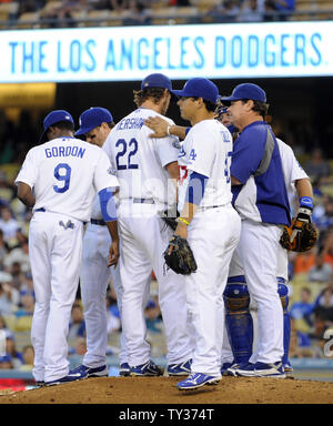 Los Angeles Dodgers Krug Clayton Kershaw (22) Unterstützung erhält von seinen Spielern im achten Inning gegen die San Francisco Giants im Dodger Stadium Los Angeles, Kalifornien am 3. Oktober 2012. UPI/Lori Shepler. Stockfoto