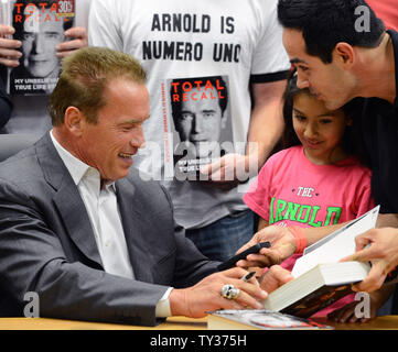 Arnold Schwarzenegger zeichen Exemplare seines neuen Buches "Total Recall: Meine Unglaublich wahre Lebensgeschichte' bei Barnes & Noble Buchhandlung an der Waldung in Los Angeles am 5. Oktober 2012. UPI/Jim Ruymen Stockfoto
