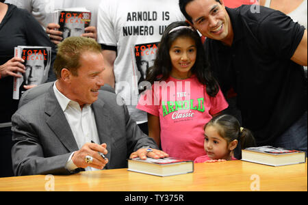Arnold Schwarzenegger zeichen Exemplare seines neuen Buches "Total Recall: Meine Unglaublich wahre Lebensgeschichte' bei Barnes & Noble Buchhandlung an der Waldung in Los Angeles am 5. Oktober 2012. UPI/Jim Ruymen Stockfoto