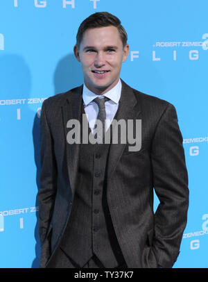 Schauspieler Brian Geraghty, der Mitglied in der motion picture Drama "Flug", sorgt sich die Premiere des Films am Arclight Cinerama Dome im Hollywood Abschnitt von Los Angeles am 23. Oktober 2012. UPI/Jim Ruymen Stockfoto