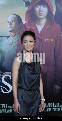 Schauspielerin Xun Zhou, der Mitglied in der motion picture sci-fi-Drama "Cloud Atlas", sorgt sich die Premiere des Films am Grauman's Chinese Theater in Hollywood" in Los Angeles am 24. Oktober 2012. UPI/Jim Ruymen Stockfoto