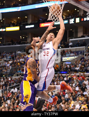 Los Angeles Clippers vorwärts Blake Griffin dunks über Los Angeles Lakers' Center Robert Sacre im dritten Quartal Handeln in Los Angeles am 24. Oktober 2012. Die Clippers schlagen die Lakers 97-91. UPI/Jon SooHoo Stockfoto