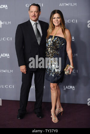 Schauspieler Tom Hanks und seine Frau, die Schauspielerin Rita Wilson kommt an der LACMA Kunst+Film Gala in Los Angeles am 27 Oktober, 2012. UPI/Jim Ruymen Stockfoto