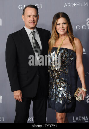 Schauspieler Tom Hanks und seine Frau, die Schauspielerin Rita Wilson kommt an der LACMA Kunst+Film Gala in Los Angeles am 27 Oktober, 2012. UPI/Jim Ruymen Stockfoto