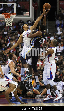 Los Angeles Clippers Shooting Guard Jamal Crawford (11) blockiert die Aufnahme der Memphis Grizzlies Small Forward Rudy Gay (22) in der zweiten Hälfte einer NBA Basketball Spiel in Los Angeles am 31 Oktober, 2012. Die Scherer gewann 101 bis 92. UPI/Lori Shepler Stockfoto