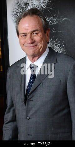 Warf Mitglied Tommy Lee Jones kommt an der Premiere des historischen biographischen Motion Picture 'Lincoln', als Teil des AFI Fest 2012 am Grauman's Chinese Theater in Hollywood" in Los Angeles am 8. November 2012. UPI/Jim Ruymen Stockfoto