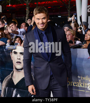 Schauspieler Kellan Lutz, der Mitglied in der romantischen Fantasy Motion Picture' Die Twilight Saga: Breaking Dawn - Teil 2", sorgt sich die Premiere des Films bei Nokia Theater in Los Angeles am 12. November 2012. UPI/Jim Ruymen Stockfoto