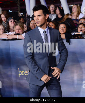 Schauspieler Taylor Lautner, der Mitglied in der romantischen Fantasy Motion Picture' Die Twilight Saga: Breaking Dawn - Teil 2", sorgt sich die Premiere des Films bei Nokia Theater in Los Angeles am 12. November 2012. UPI/Jim Ruymen Stockfoto