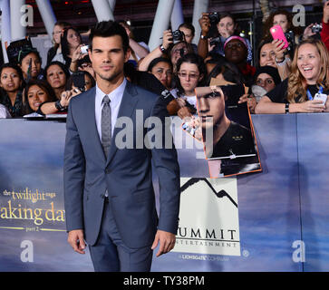 Schauspieler Taylor Lautner, der Mitglied in der romantischen Fantasy Motion Picture' Die Twilight Saga: Breaking Dawn - Teil 2", sorgt sich die Premiere des Films bei Nokia Theater in Los Angeles am 12. November 2012. UPI/Jim Ruymen Stockfoto