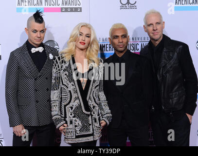 Musiker Adrian Young, Gwen Stefani, Tony Kanal und Tom Dumant der ohne Zweifel auf der 40. jährlichen American Music Awards in Los Angeles am 18. November 2012 ankommen. UPI/Jim Ruymen Stockfoto