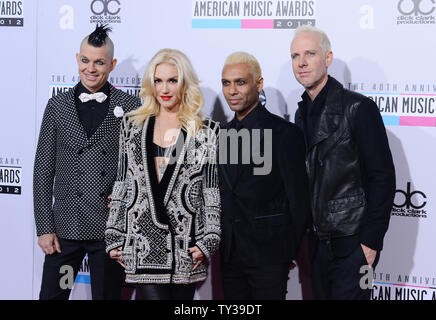 Musiker Adrian Young, Gwen Stefani, Tony Kanal und Tom Dumant der ohne Zweifel auf der 40. jährlichen American Music Awards in Los Angeles am 18. November 2012 ankommen. UPI/Jim Ruymen Stockfoto