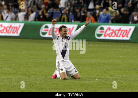 David Beckham feiert in den letzten Momenten wie die Los Angeles Galaxy besiegten die Houston Dynamo 3-1 in der MLS Cup im Home Depot Center in Carson, Kalifornien am Dezember 1, 2012. UPI/Jonathan Alcorn Stockfoto