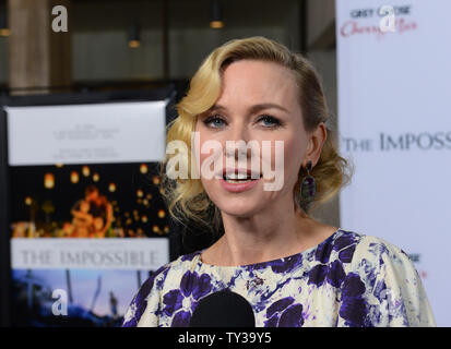 Australische Schauspielerin Naomi Watts, der Mitglied in der dramatischen Thriller motion picture "Unmöglich", sorgt sich die Premiere des Films am ArcLight Cinerama Dome im Hollywood Abschnitt von Los Angeles am 10. Dezember 2012. Der Film basiert auf der Phuket, Thailand Tsunami 2004 einer Familie gefangen, mit Tausenden von Fremden, im Chaos von einer der schlimmsten Naturkatastrophen unserer Zeit. UPI/Jim Ruymen Stockfoto