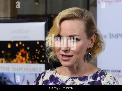 Australische Schauspielerin Naomi Watts, der Mitglied in der dramatischen Thriller motion picture "Unmöglich", sorgt sich die Premiere des Films am ArcLight Cinerama Dome im Hollywood Abschnitt von Los Angeles am 10. Dezember 2012. Der Film basiert auf der Phuket, Thailand Tsunami 2004 einer Familie gefangen, mit Tausenden von Fremden, im Chaos von einer der schlimmsten Naturkatastrophen unserer Zeit. UPI/Jim Ruymen Stockfoto