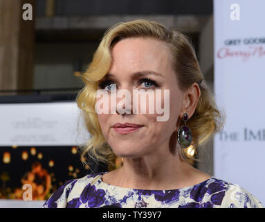 Australische Schauspielerin Naomi Watts, der Mitglied in der dramatischen Thriller motion picture "Unmöglich", sorgt sich die Premiere des Films am ArcLight Cinerama Dome im Hollywood Abschnitt von Los Angeles am 10. Dezember 2012. Der Film basiert auf der Phuket, Thailand Tsunami 2004 einer Familie gefangen, mit Tausenden von Fremden, im Chaos von einer der schlimmsten Naturkatastrophen unserer Zeit. UPI/Jim Ruymen Stockfoto