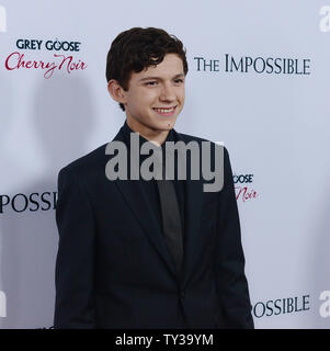 Englisch Schauspieler Tom Holland, ein Ensemble in der dramatischen Thriller motion picture "Unmöglich", sorgt sich die Premiere des Films am ArcLight Cinerama Dome im Hollywood Abschnitt von Los Angeles am 10. Dezember 2012. Der Film basiert auf der Phuket, Thailand Tsunami 2004 einer Familie gefangen, mit Tausenden von Fremden, im Chaos von einer der schlimmsten Naturkatastrophen unserer Zeit. UPI/Jim Ruymen Stockfoto