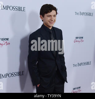 Englisch Schauspieler Tom Holland, ein Ensemble in der dramatischen Thriller motion picture "Unmöglich", sorgt sich die Premiere des Films am ArcLight Cinerama Dome im Hollywood Abschnitt von Los Angeles am 10. Dezember 2012. Der Film basiert auf der Phuket, Thailand Tsunami 2004 einer Familie gefangen, mit Tausenden von Fremden, im Chaos von einer der schlimmsten Naturkatastrophen unserer Zeit. UPI/Jim Ruymen Stockfoto