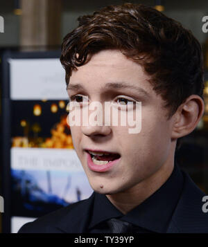 Englisch Schauspieler Tom Holland, ein Ensemble in der dramatischen Thriller motion picture "Unmöglich", sorgt sich die Premiere des Films am ArcLight Cinerama Dome im Hollywood Abschnitt von Los Angeles am 10. Dezember 2012. Der Film basiert auf der Phuket, Thailand Tsunami 2004 einer Familie gefangen, mit Tausenden von Fremden, im Chaos von einer der schlimmsten Naturkatastrophen unserer Zeit. UPI/Jim Ruymen Stockfoto