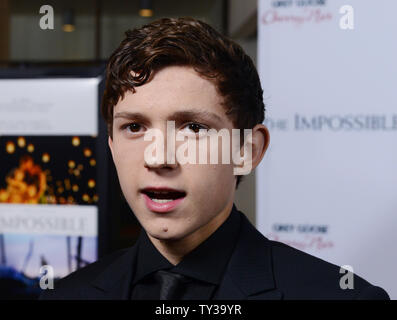 Englisch Schauspieler Tom Holland, ein Ensemble in der dramatischen Thriller motion picture "Unmöglich", sorgt sich die Premiere des Films am ArcLight Cinerama Dome im Hollywood Abschnitt von Los Angeles am 10. Dezember 2012. Der Film basiert auf der Phuket, Thailand Tsunami 2004 einer Familie gefangen, mit Tausenden von Fremden, im Chaos von einer der schlimmsten Naturkatastrophen unserer Zeit. UPI/Jim Ruymen Stockfoto