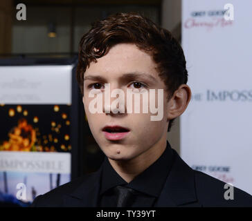 Englisch Schauspieler Tom Holland, ein Ensemble in der dramatischen Thriller motion picture "Unmöglich", sorgt sich die Premiere des Films am ArcLight Cinerama Dome im Hollywood Abschnitt von Los Angeles am 10. Dezember 2012. Der Film basiert auf der Phuket, Thailand Tsunami 2004 einer Familie gefangen, mit Tausenden von Fremden, im Chaos von einer der schlimmsten Naturkatastrophen unserer Zeit. UPI/Jim Ruymen Stockfoto